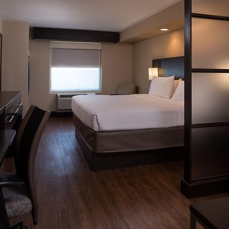 Holiday Inn Express & Suites San Antonio Medical - Six Flags By Ihg Exterior foto
