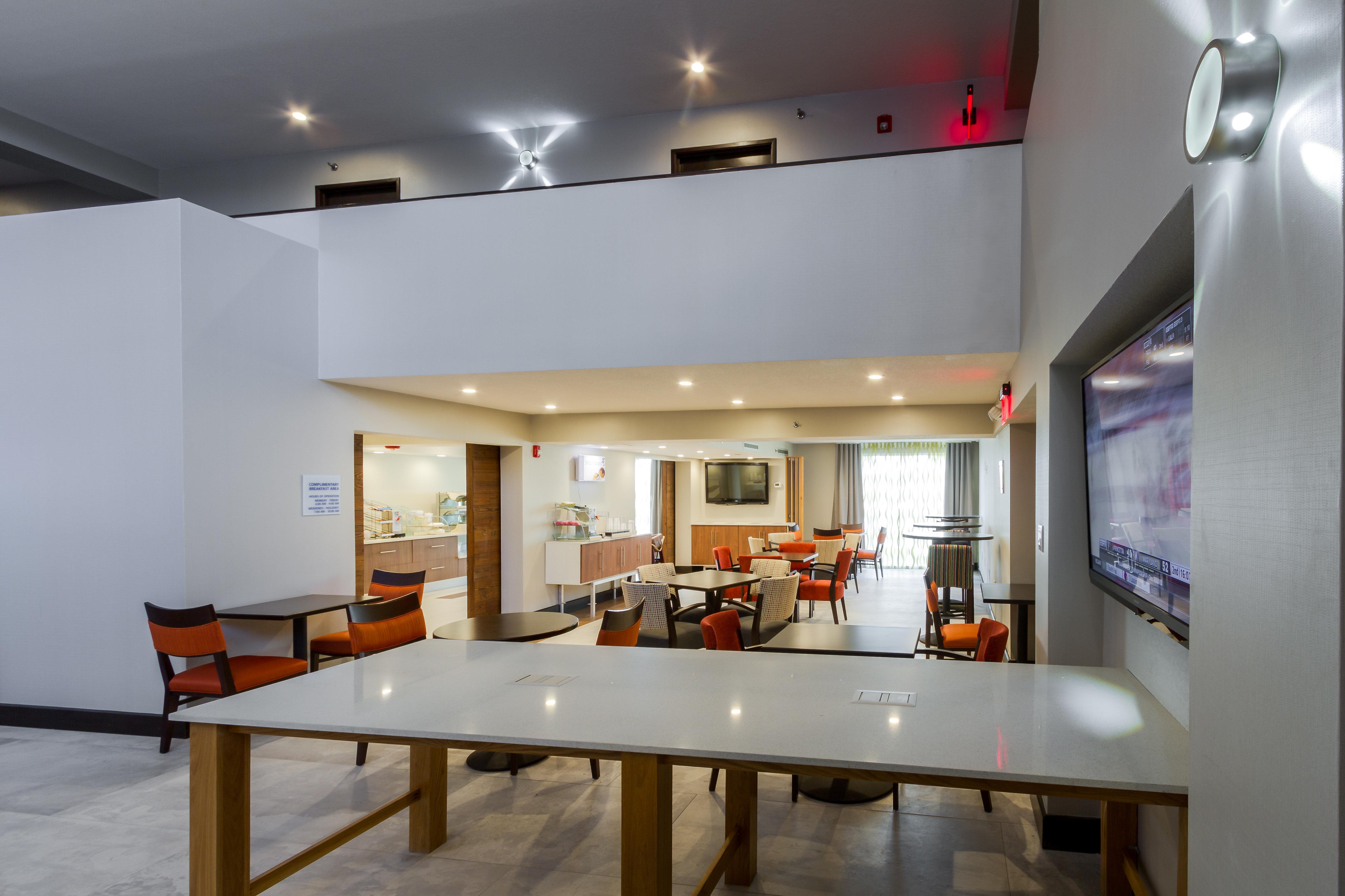 Holiday Inn Express & Suites San Antonio Medical - Six Flags By Ihg Exterior foto