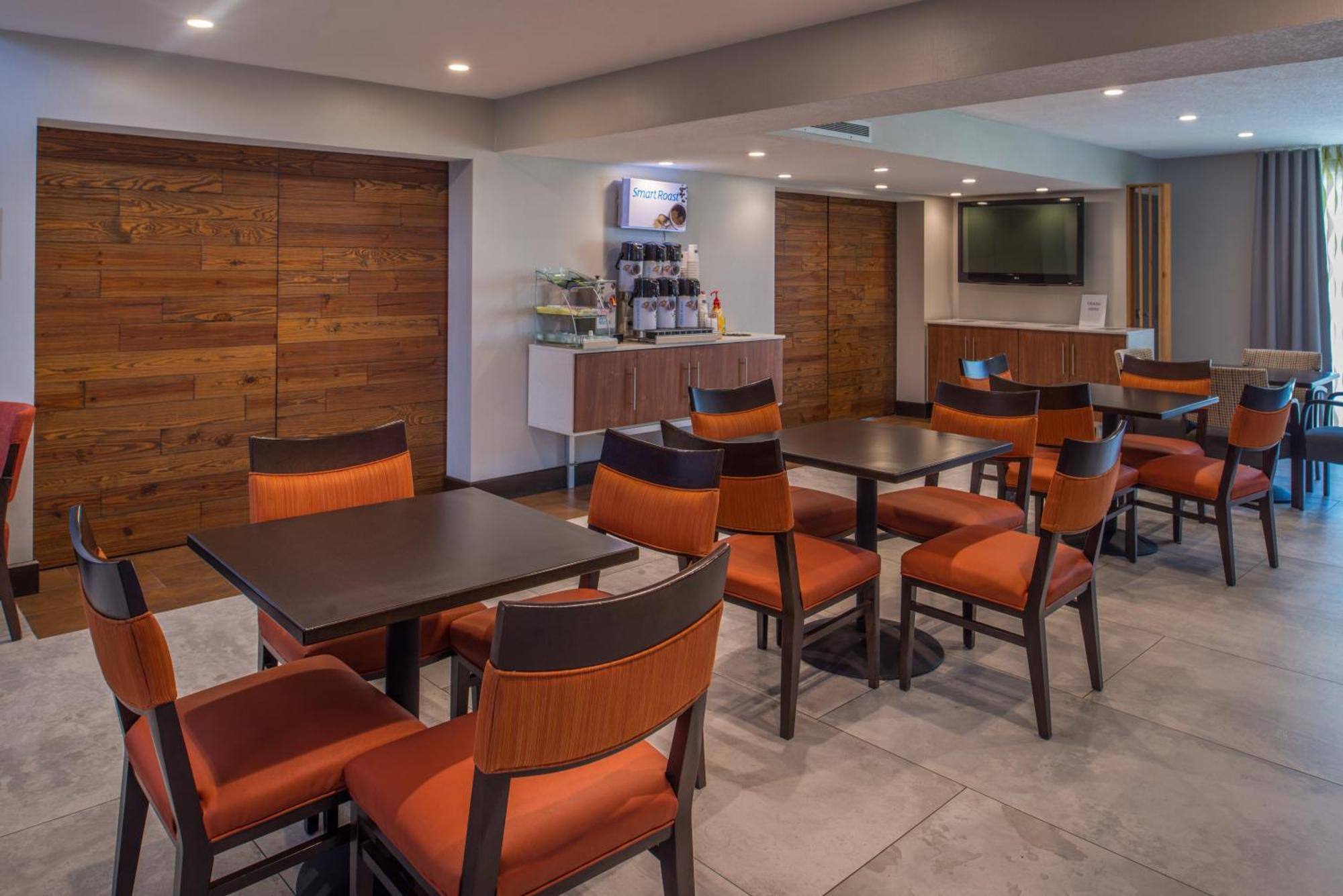 Holiday Inn Express & Suites San Antonio Medical - Six Flags By Ihg Exterior foto