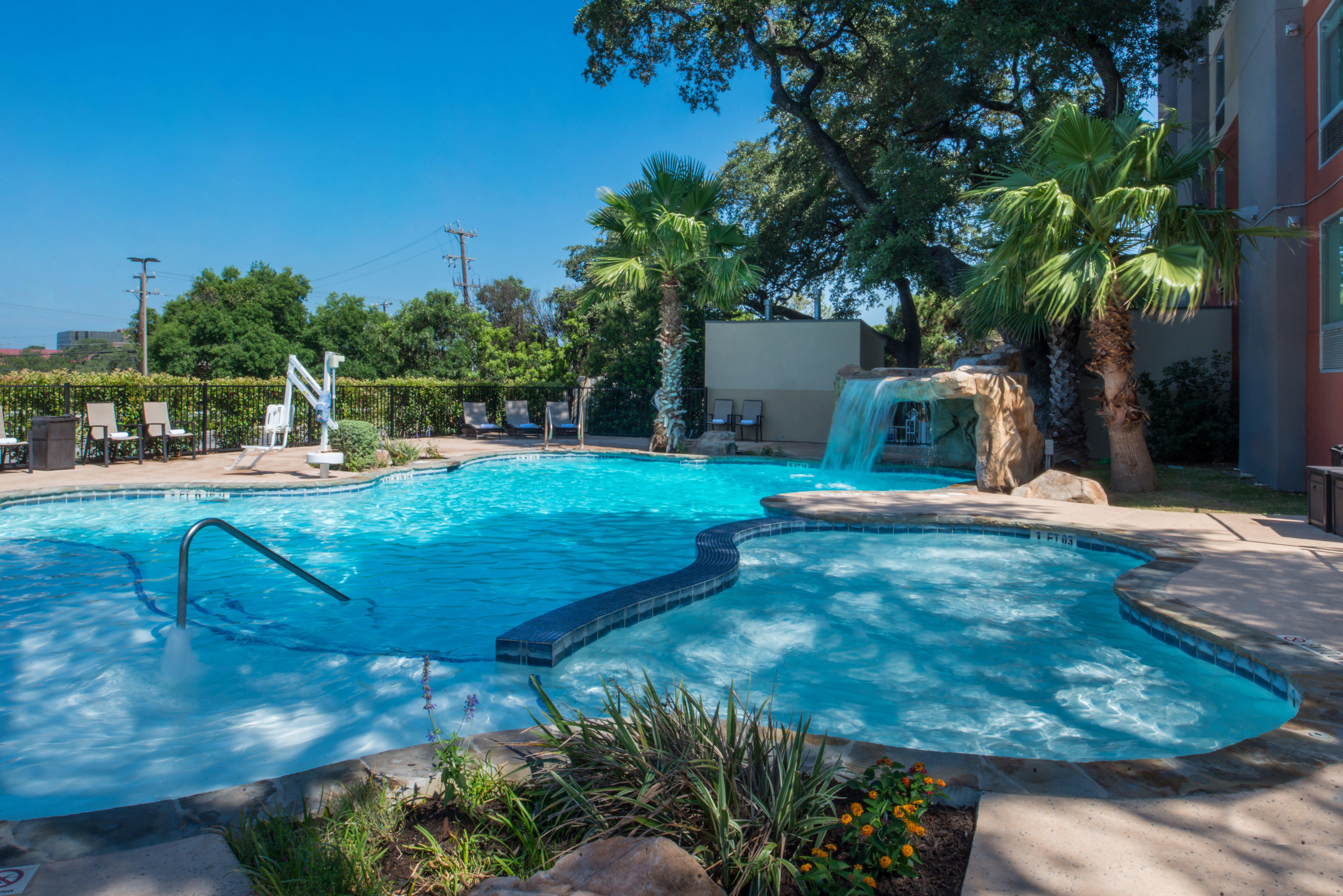 Holiday Inn Express & Suites San Antonio Medical - Six Flags By Ihg Exterior foto