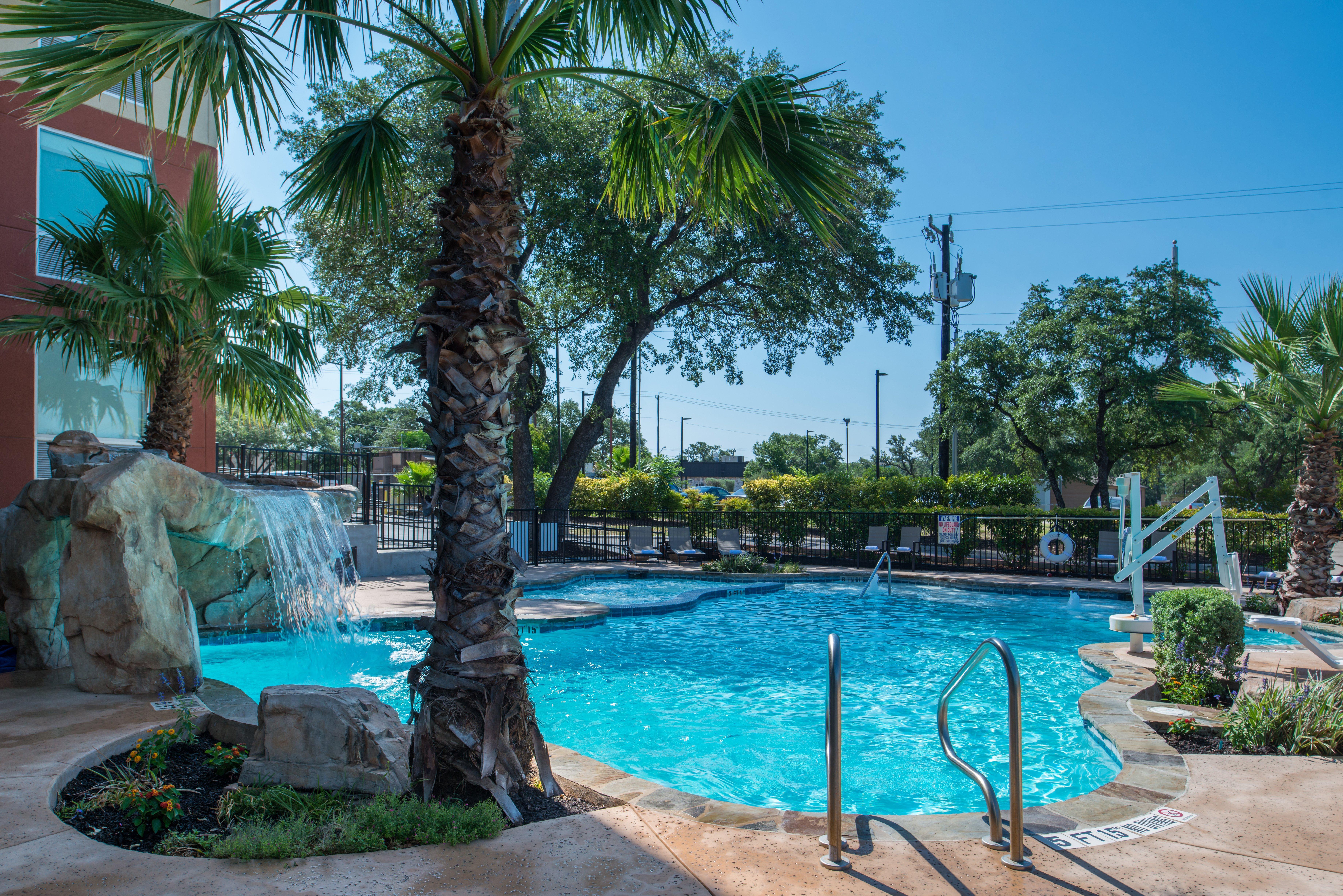Holiday Inn Express & Suites San Antonio Medical - Six Flags By Ihg Exterior foto