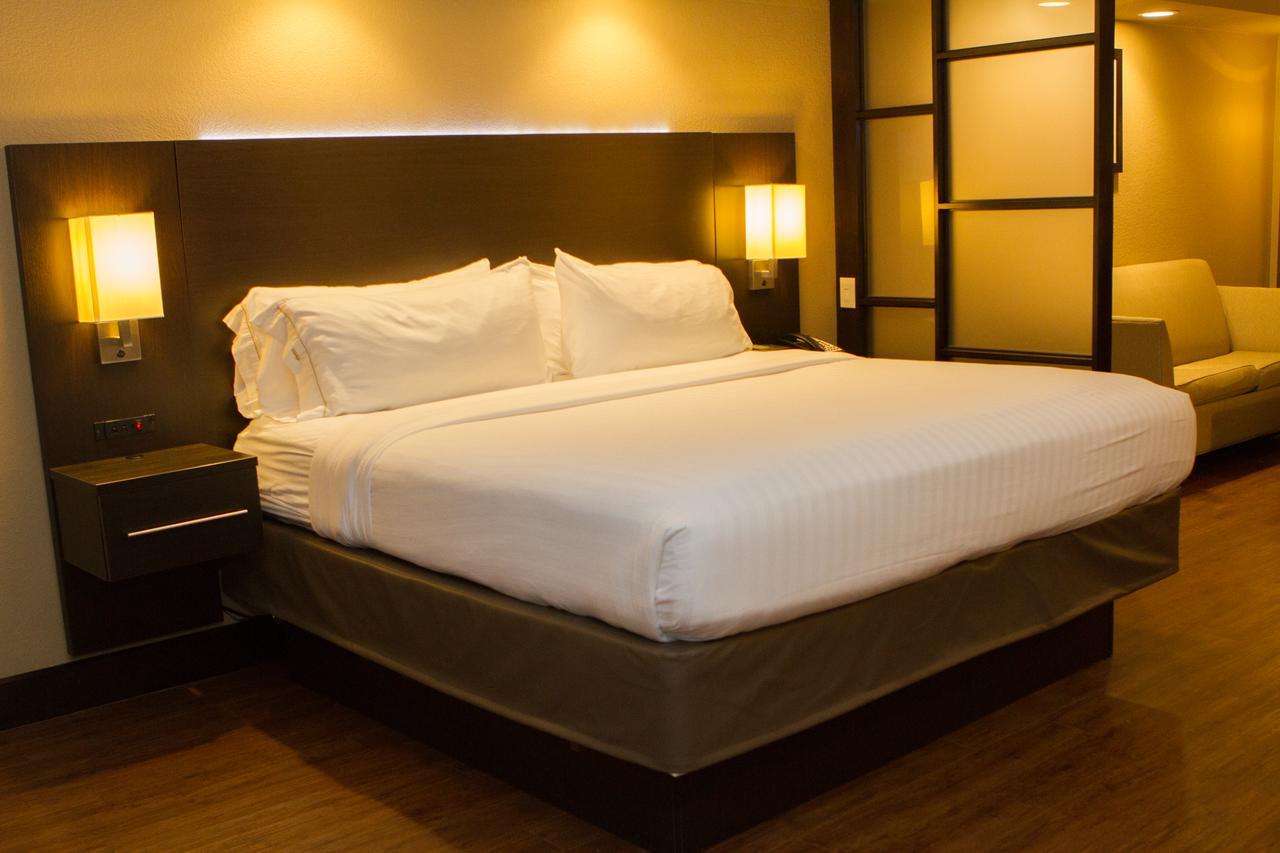Holiday Inn Express & Suites San Antonio Medical - Six Flags By Ihg Exterior foto