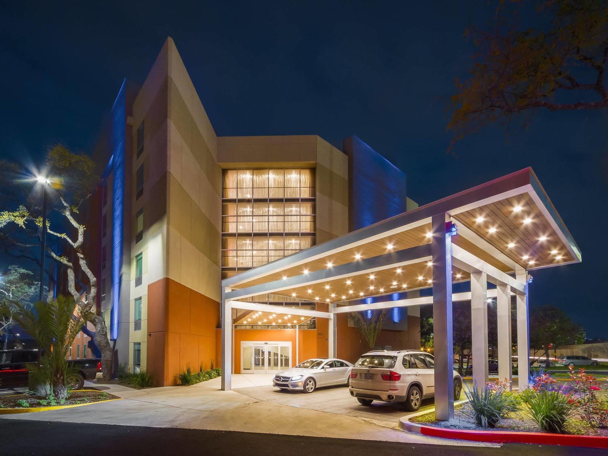 Holiday Inn Express & Suites San Antonio Medical - Six Flags By Ihg Exterior foto